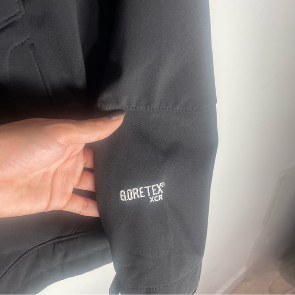 The North Face Men's Black Performance Jacket - Picture 3 of 5